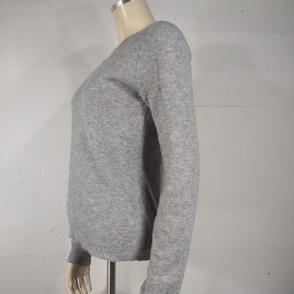 Isaac Mizrahi gray 100% Cashmere V-Neck pullover sweater ladies Small - Picture 5 of 6